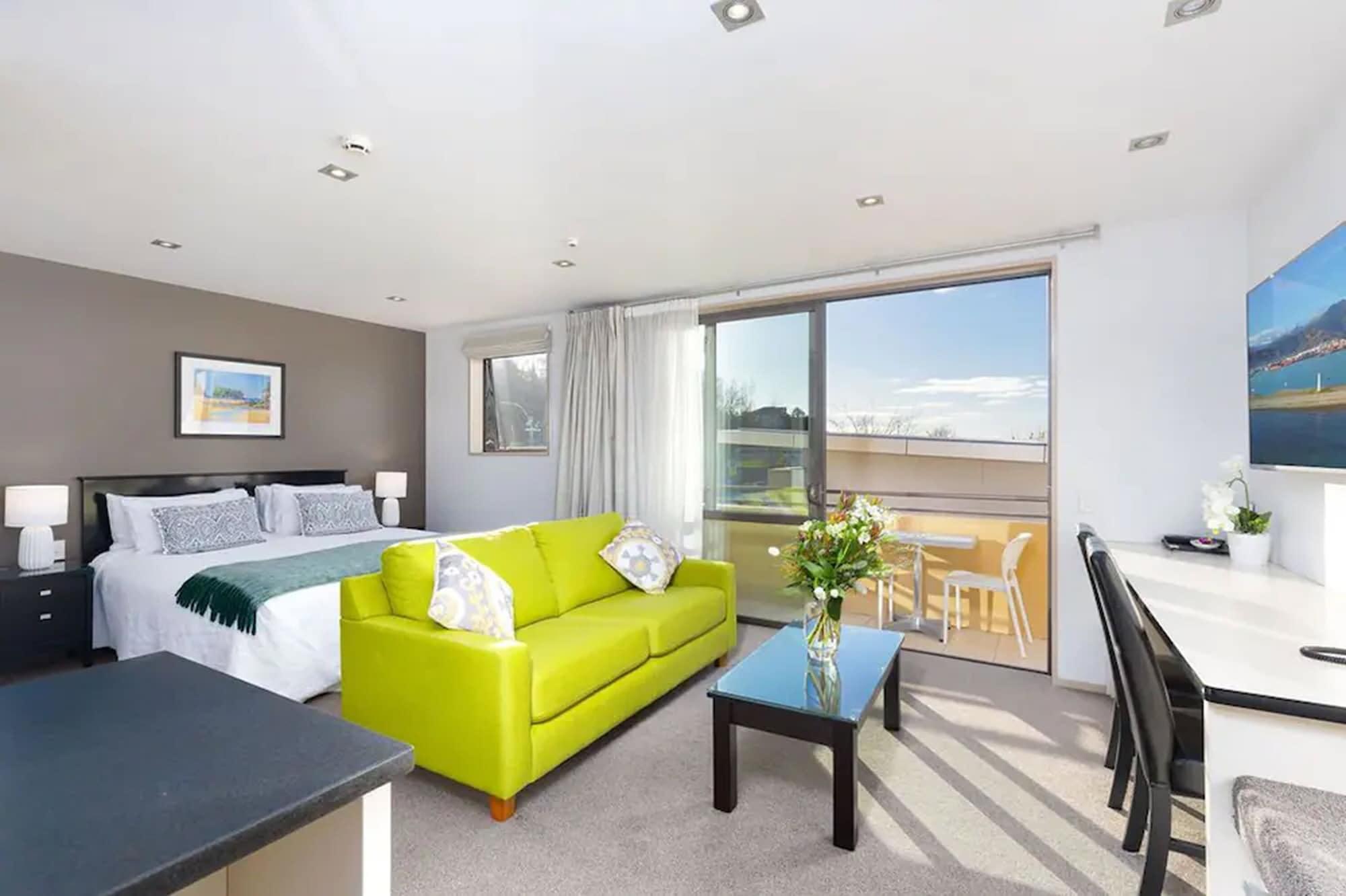 넬슨 팔라조 모터 로지 모텔 외부 사진 A staged studio apartment