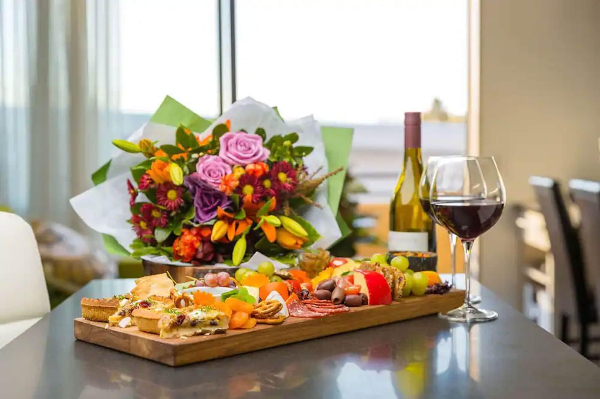 넬슨 팔라조 모터 로지 모텔 외부 사진 A cheese board with wine